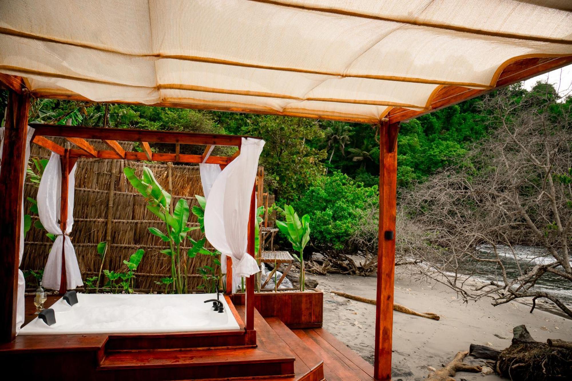 Beachfront Luxury Dome Villas - Gamat Bay Resort Nusa Penida Luaran gambar