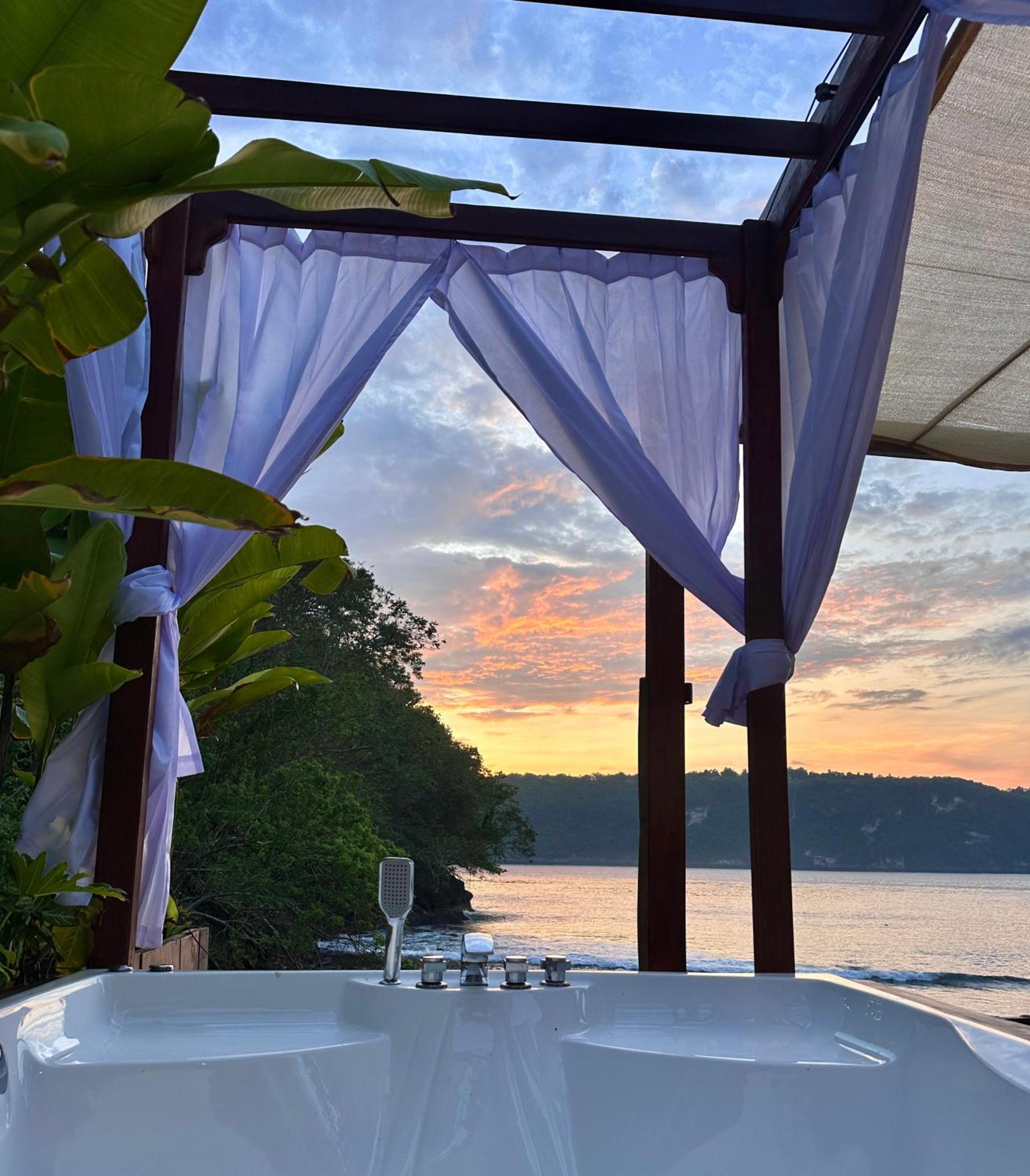 Beachfront Luxury Dome Villas - Gamat Bay Resort Nusa Penida Bilik gambar